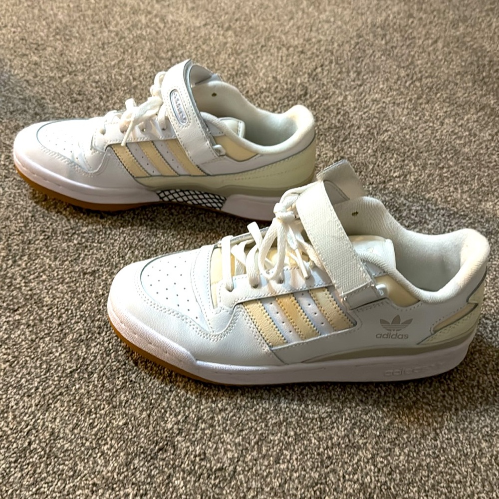 White Adidas Forum 84 Shoes. - Picture 2 of 6